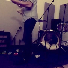 #tgif messin around w a groove and a delay pedal.going to record it properly nxt week for the new album i'm working on.almost done.
So stoked and appreciative to have a space/sanctuary where i can let go of the all the bs and just be in the moment.music and skating are cathartic ...staves off insanity in an increasingly insane world.stay sane good people!
#skateboardingsaves