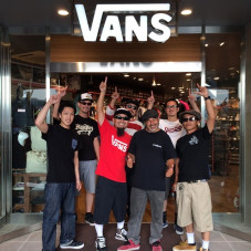 Before catching my flight home from Japan, we stopped at this Vans store to make an appearance and it was a nice looking store. @vans @vansskate @stevevansman